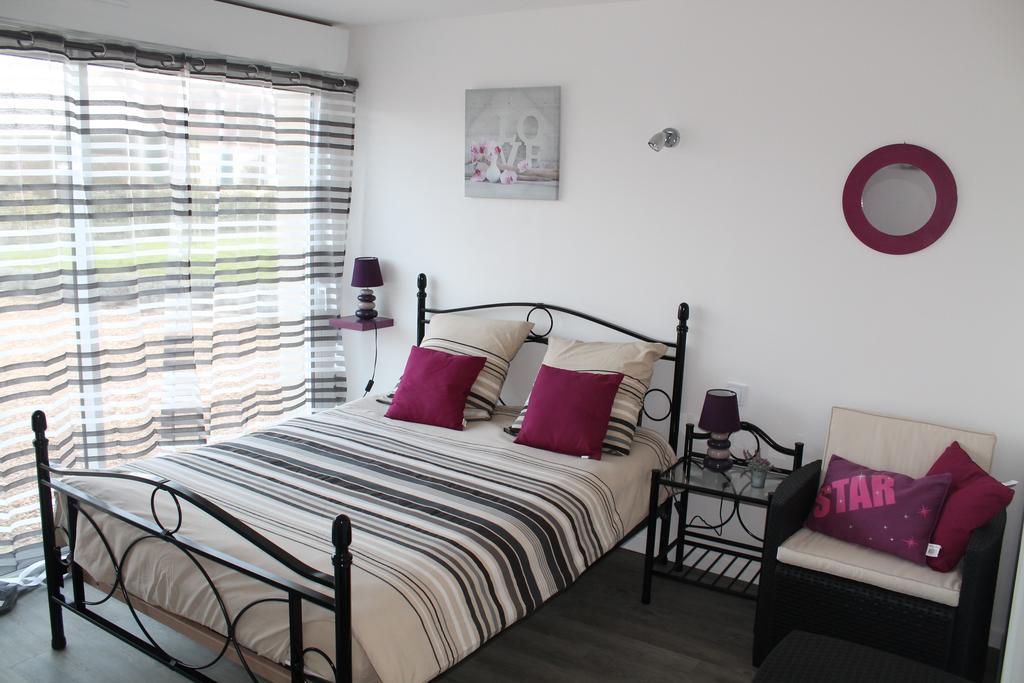 Bed and Breakfast Le Champ De La Ferme Saint-Gervais en-Belin Zimmer foto
